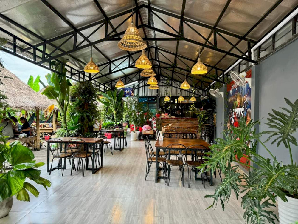 Không gian quán rộng rãi, thoáng mát